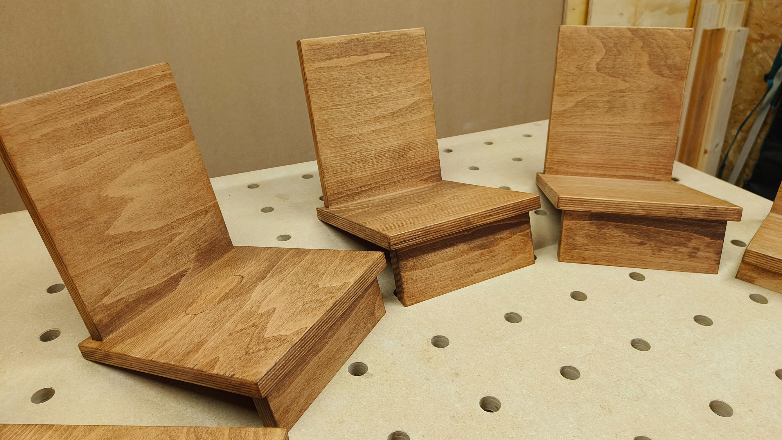 Houten boekensteunen in het atelier. 3x boekensteun (B)