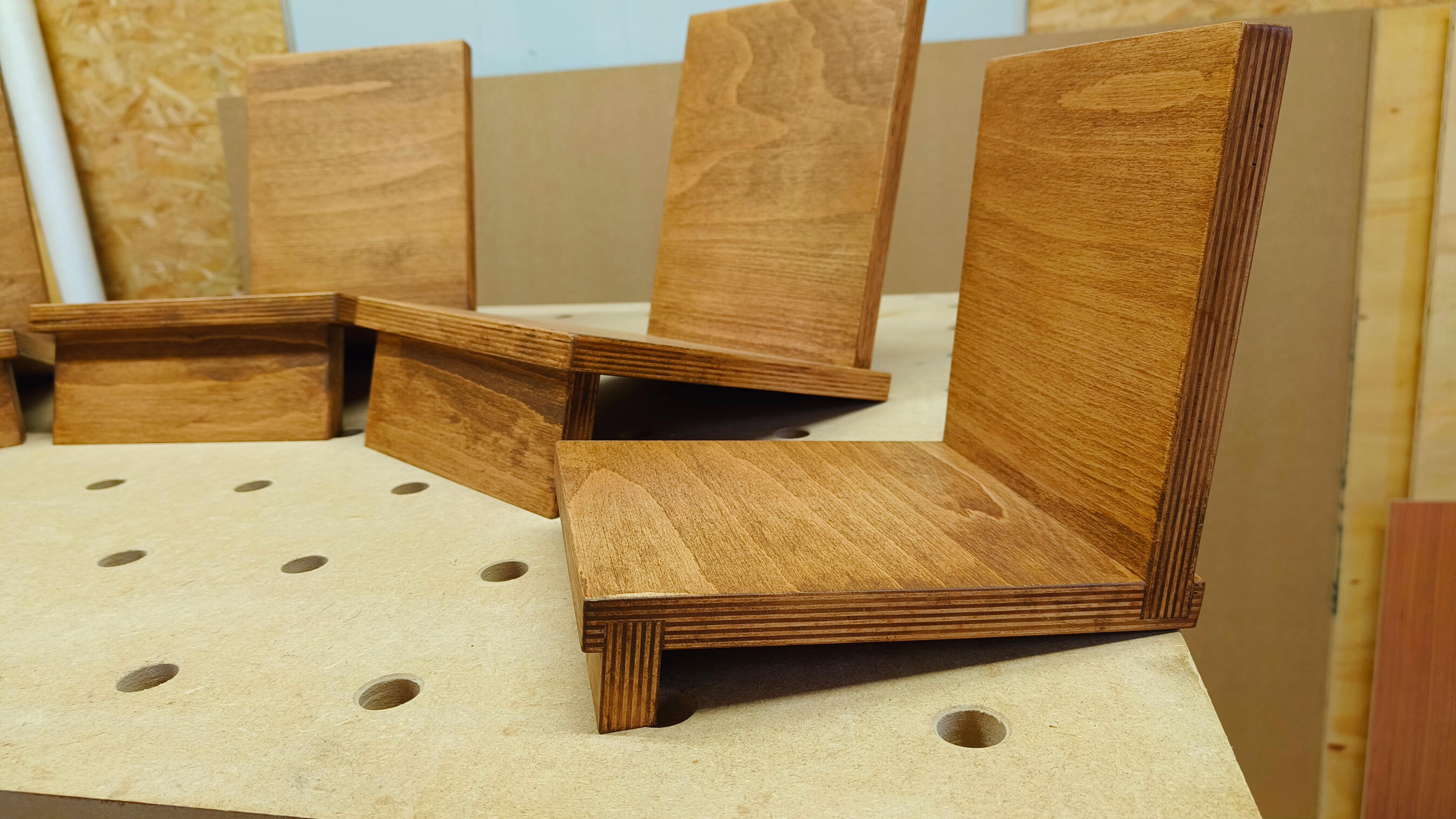 Houten boekensteunen in het atelier. Links: 2x boekensteun (B), rechts: boekensteun (A)