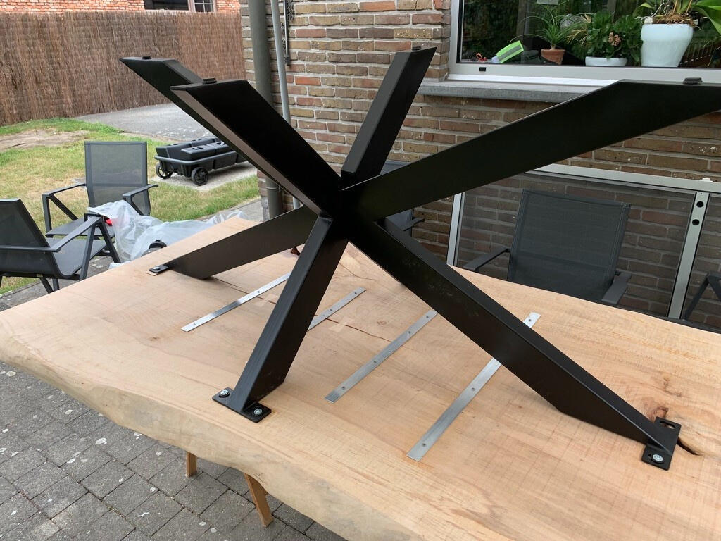Zwart metalen onderstel Beuken boomstamtafel en zwart metalen onderstel