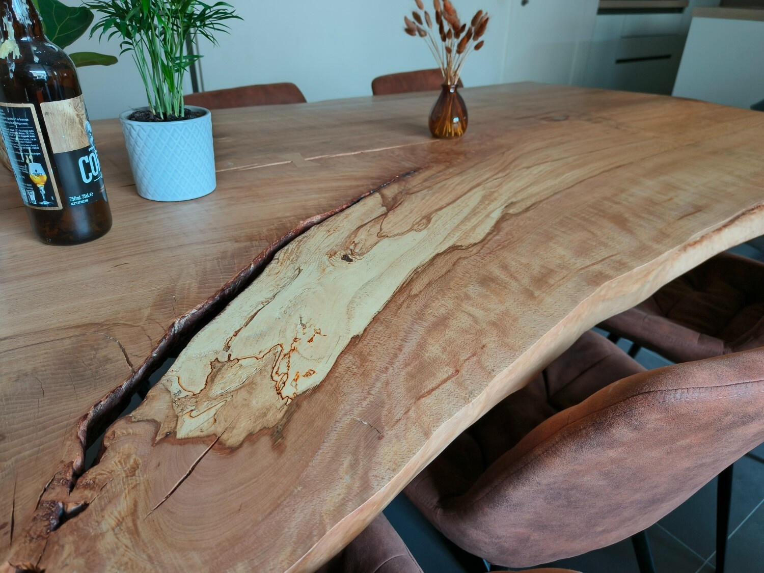 Beuken boomstamtafel Beuken boomstamtafel en zwart metalen onderstel