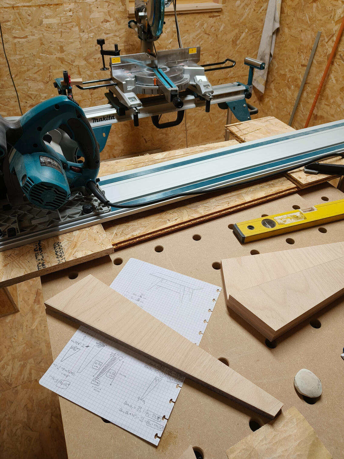 Zagen van alle stukken voor de houten salontafel. Zagen van alle stukken voor de houten salontafel.