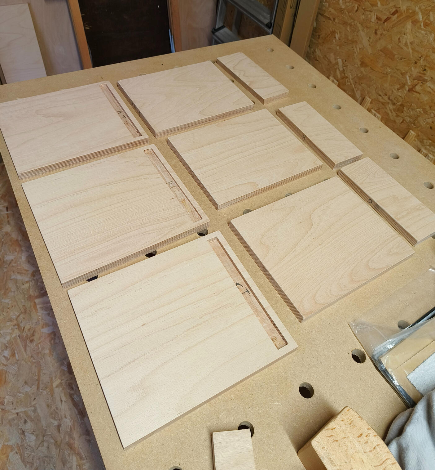 Alle stukken van de houten boekensteunen Alle stukken van de houten boekensteunen