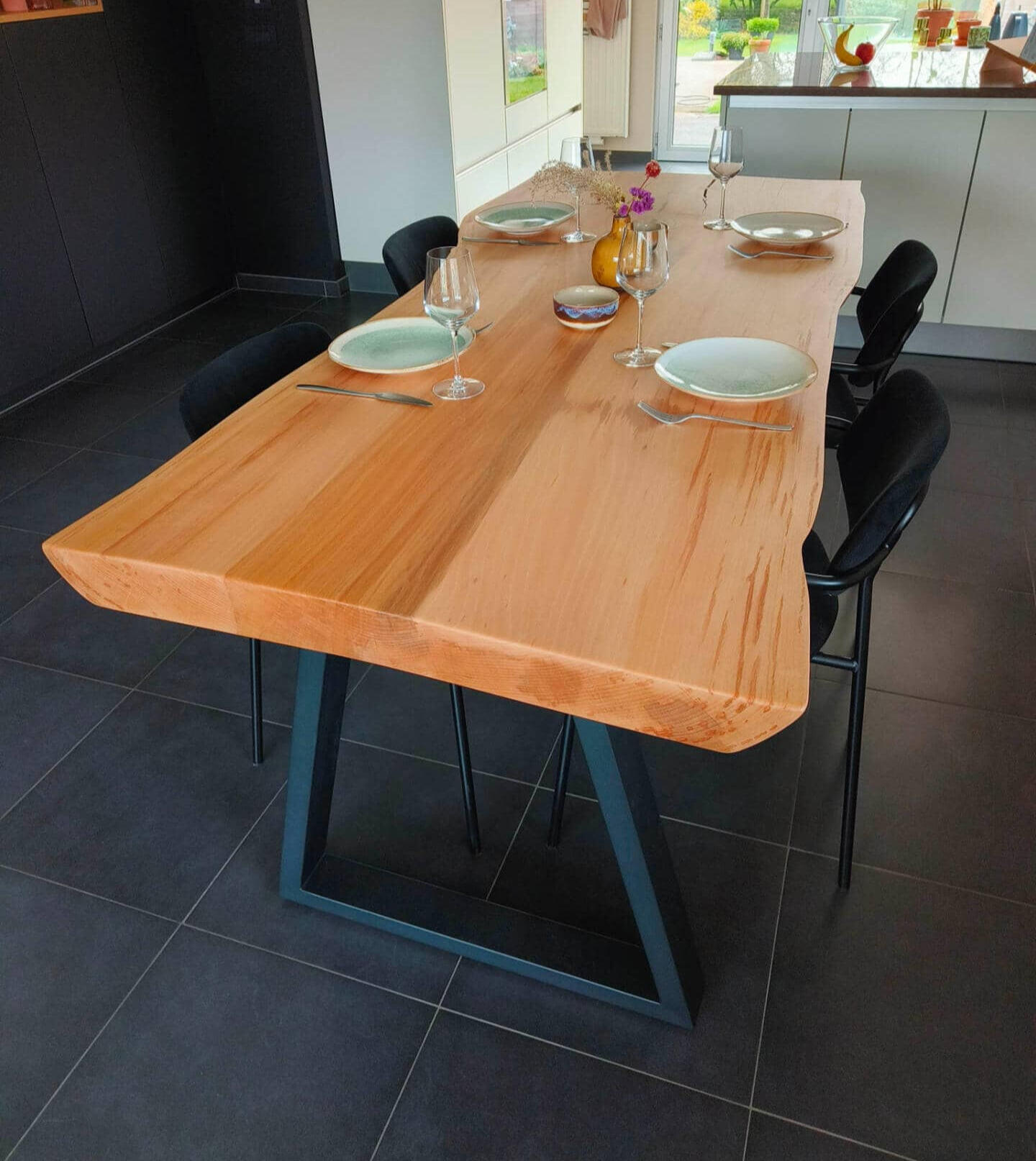 Boomstamtafel Handgemaakte massief beuken houten boomstamtafel, gemaakt in Gent. Met kersenhouten vlinders en zwart metalen trapezium poten.