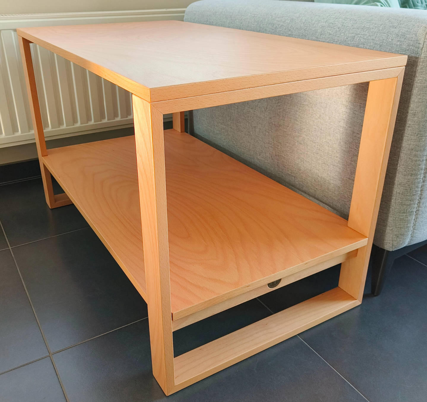 Bijzettafel Op maat gemaakte houten bijzettafel.