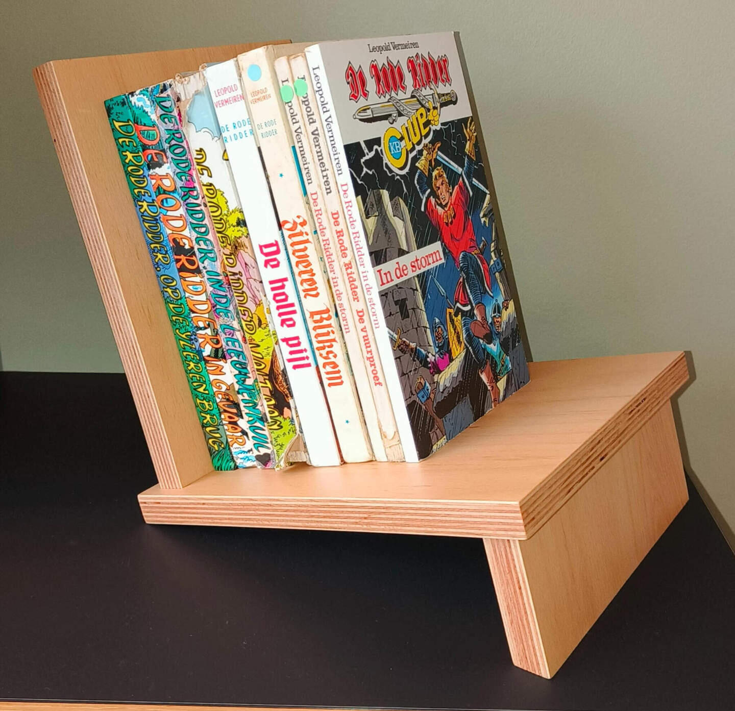 Boekenstaander Houten boekensteun.