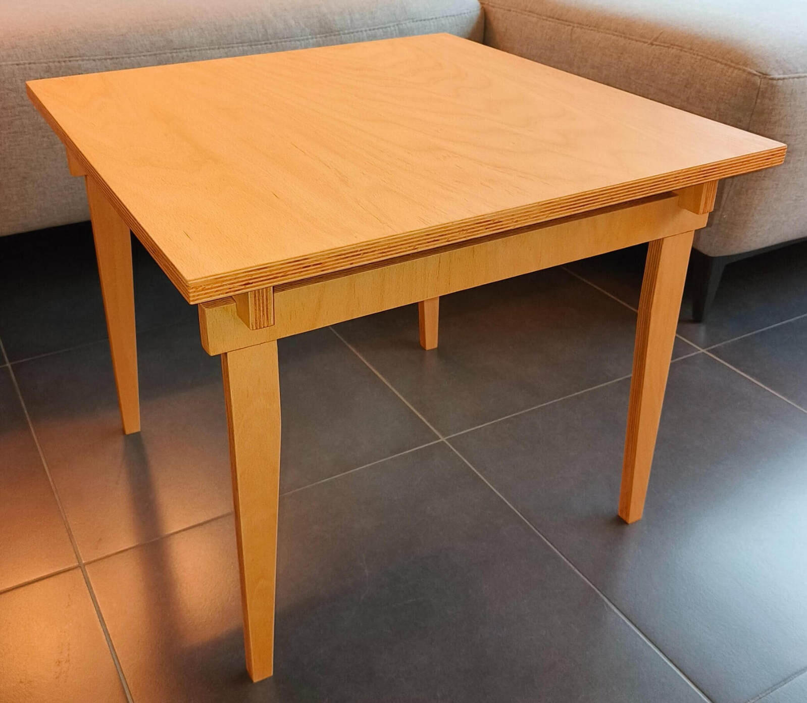 Salontafel In Gent op maat gemaakte houten salontafel.